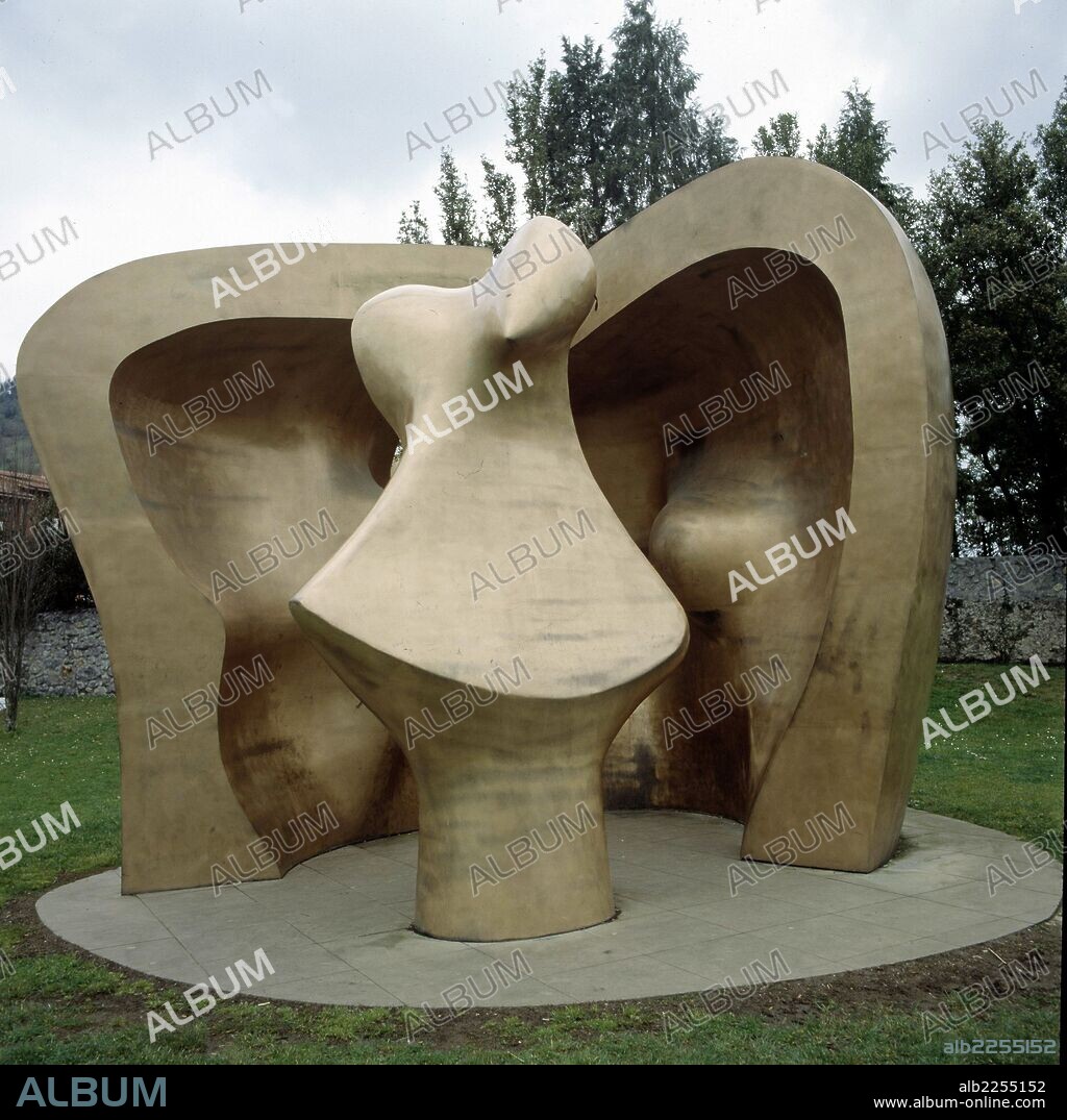 HENRY MOORE. MOORE , HENRY. ESCULTOR INGLES. 1898 -. " GRAN FIGURA EN UN REFUGIO " , AÑO 1986. GERNICA , VIZCAYA.