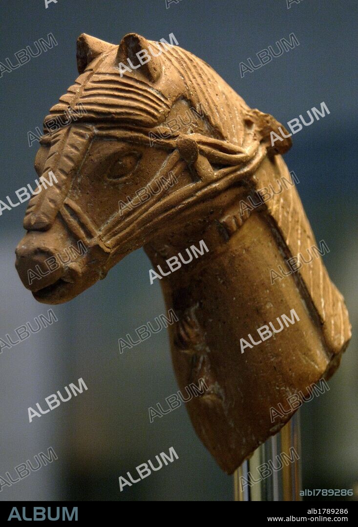 ARTE GRIEGO. CHIPRE. S. VI A. C. Estatua de terracota de la CABEZA DE UN CABALLO. Esculpido en Chipre hacia el siglo VI a. C. Procede del Santuario de Apolo en Phrangissa, Tamassos. Museo Británico. Londres. Inglaterra. Reino Unido.