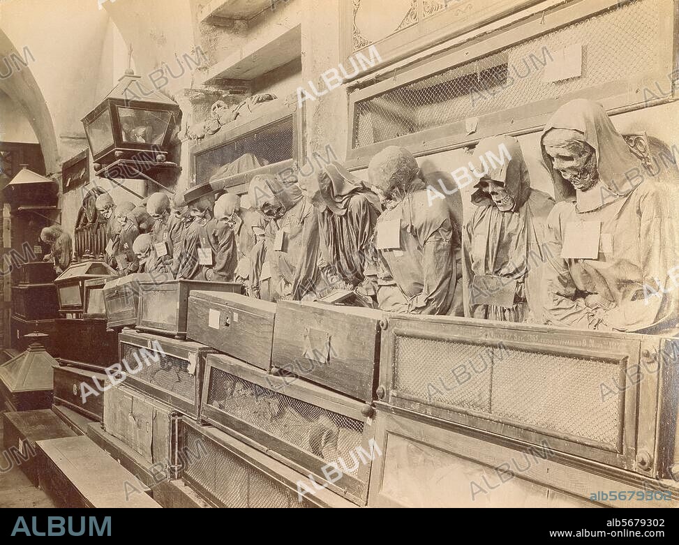 Palermo (Sizilien), Catacombe dei Cappuccini. (Kapuzinerkloster; 17. Jh. 1881 Bestattungsort wohlhabender Bewohner Palermos mit ca. 8000 mumifizierten Leichen). Innenansicht. Photographie, anonym, undat., um. 1880/90. Berlin, Sammlung Archiv für Kunst und Geschichte.