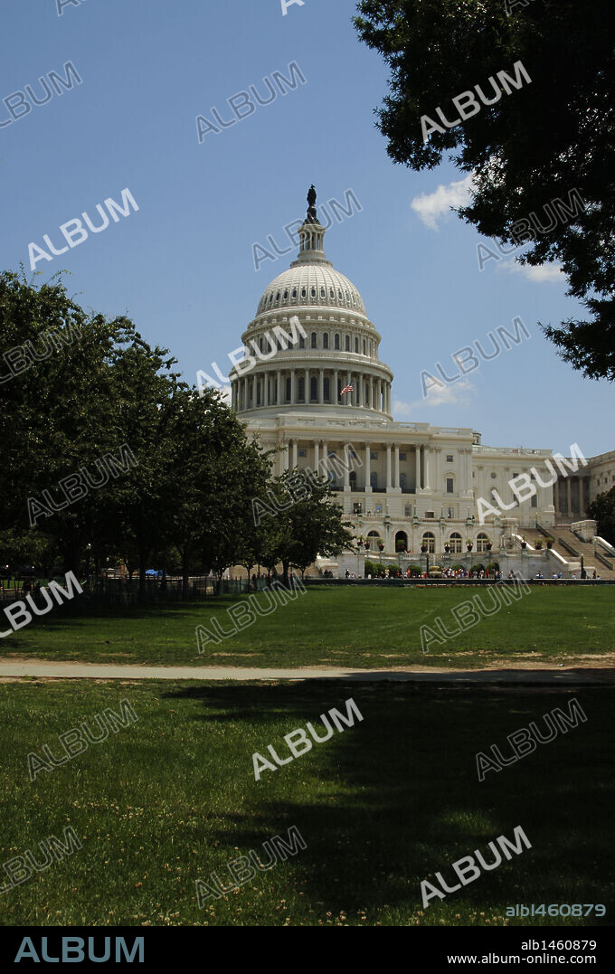 ESTADOS UNIDOS. WASHINGTON D. C. Vista de EL CAPITOLIO, edificio de estilo neoclásico construido por W. THORNTON y continuado posteriormente por Ch. BULFINCH y C. HADLIED. Alberga los salones de sesiones del Senado y de la Cámara de Representantes. La cúpula es obra de T. WALTER (1854-1865). Distrito Federal de Columbia.