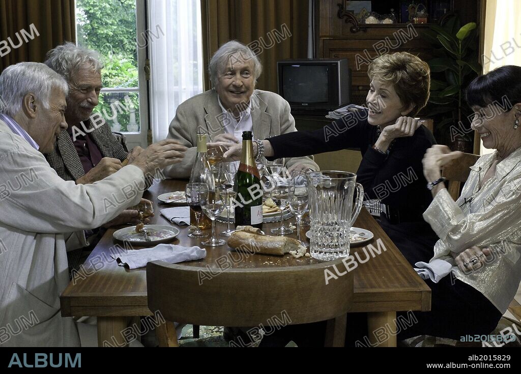 GERALDINE CHAPLIN, GUY BEDOS, JANE FONDA y PIERRE RICHARD en Y SI VIVIMOS TODOS JUNTOS?, 2011 (ET SI ON VIVAIT TOUS ENSEMBLE?), dirigida por STEPHANE ROBELIN. Copyright LES FILMS DE LA BUTTE.