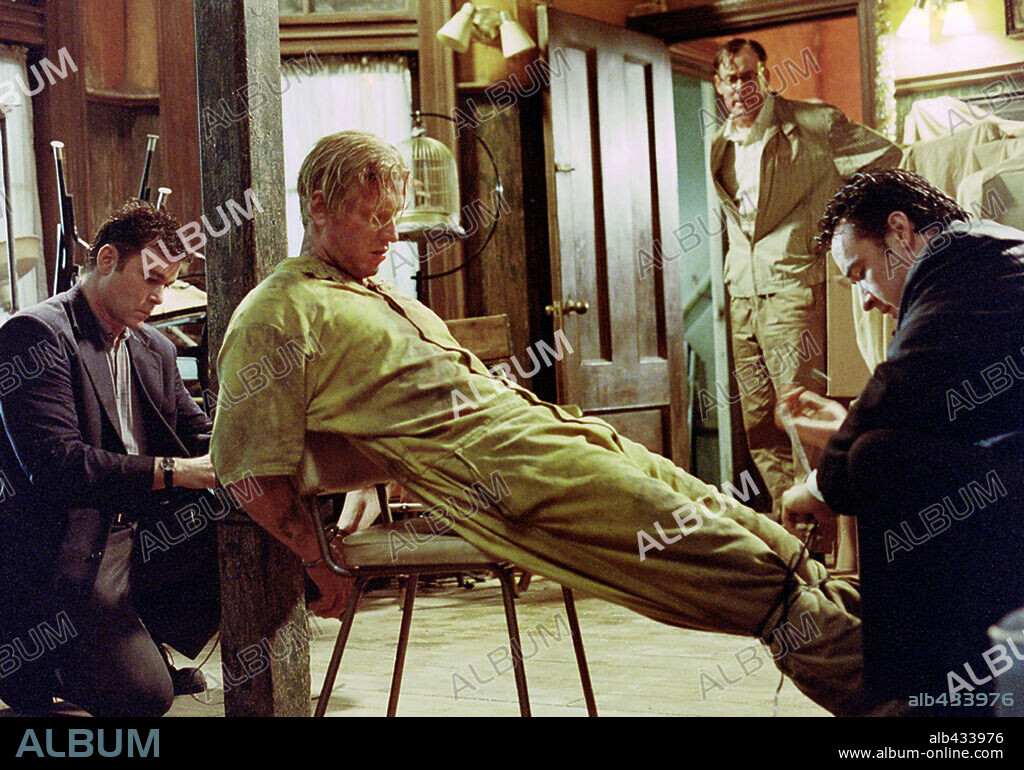JAKE BUSEY, JOHN McGINLEY and RAY LIOTTA in IDENTITY, 2003, directed by JAMES MANGOLD. Copyright COLUMBIA PICTURES / TENNER, SUZANNE.