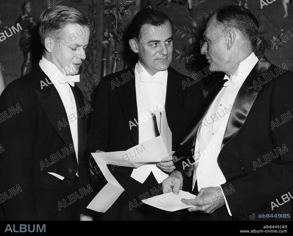 ARKIV STOCKHOLM 19541210. Nobelfest i Stadshuset, från vänster: Thomas H. Weller, Frederick C. Robbins och John F. Enders, samtliga vinnare av medicinpriset 1954.. Foto: Pressens Bild / Scanpix / Kod: 194.