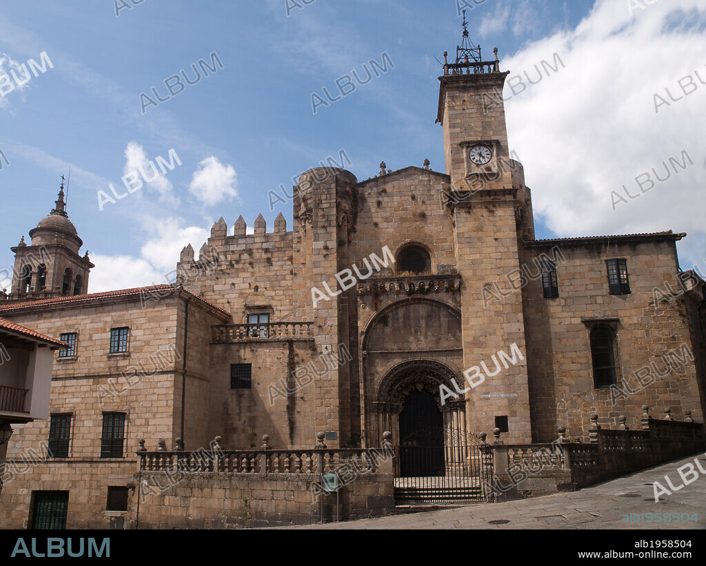 ARTE ROMANICO. ESPAÑA. CATEDRAL DE OURENSE. Ocupa el lugar de un antiguo templo de los suevos, siendo edificada entre los s. XII y XIII. Vista general de la FACHADA SUR, realizada en el s. XIII y ornamentado su pórtico con diferentes esculturas. Esta fachada da a la Plaza del Trigo. OURENSE. Galicia.