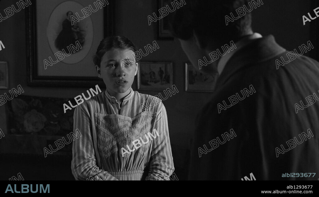 JANINA FAUTZ in DAS WEISSE BAND, 2009, unter der Regie von MICHAEL HANEKE. Copyright LES FILMS DU LOSANGE/WEGA FILM/X-FILME CREATIVE POOL.