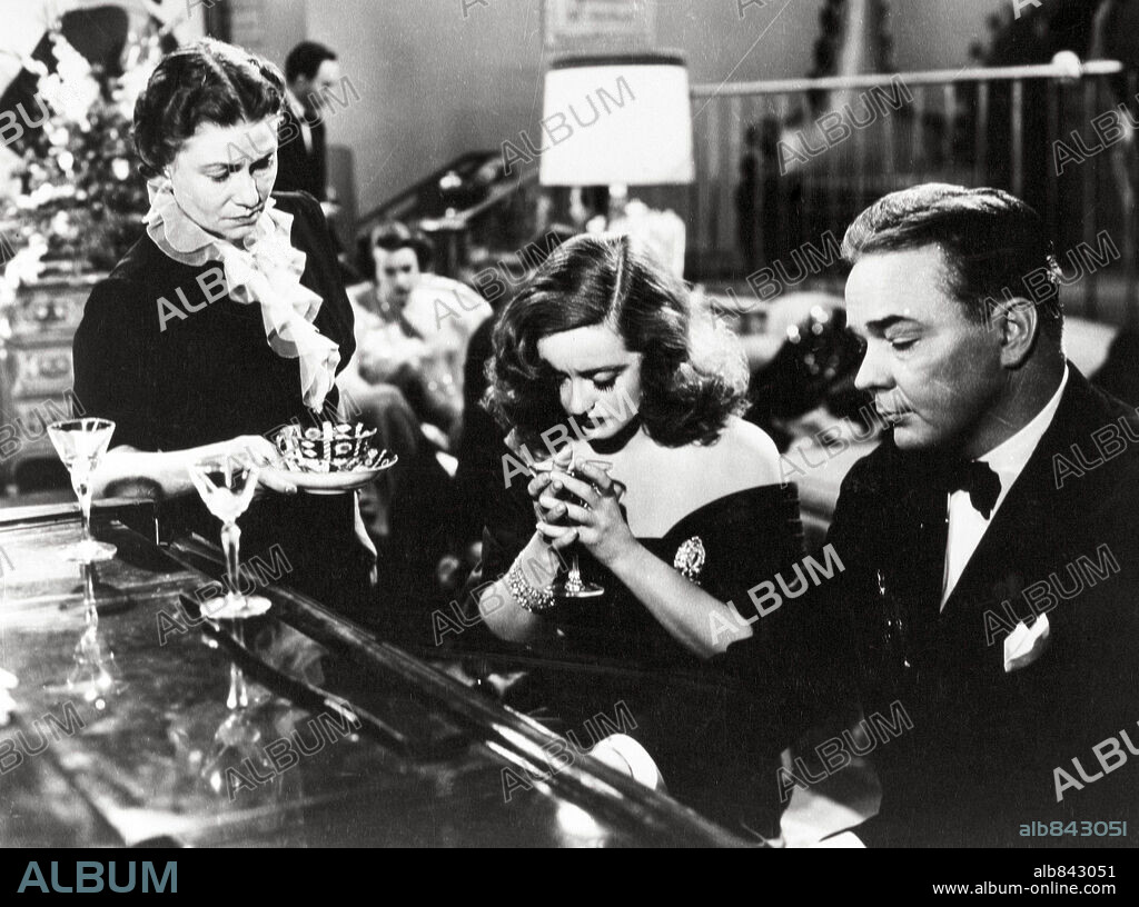 BETTE DAVIS and THELMA RITTER in ALL ABOUT EVE, 1950, directed by JOSEPH L. MANKIEWICZ. Copyright 20TH CENTURY FOX.