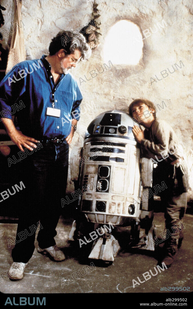 GEORGE LUCAS and JAKE LLOYD in STAR WARS: EPISODE I-THE PHANTOM MENACE, 1999, directed by GEORGE LUCAS. Copyright LUCAS FILM LTD & TM / HAMSHERE, KEITH.