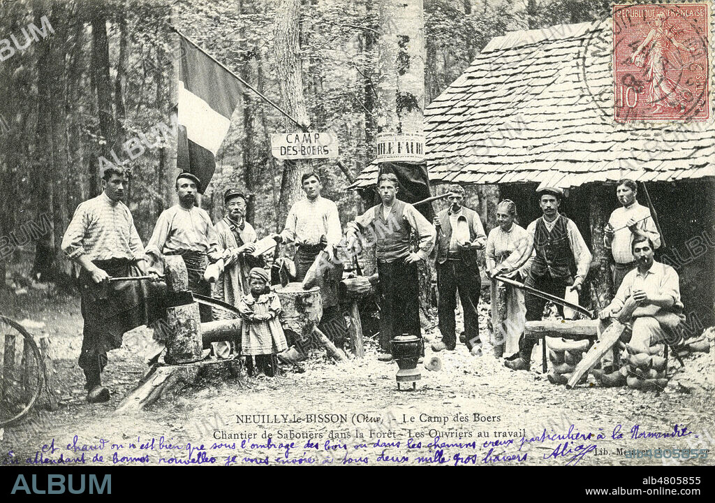 'Neuilly le Bisson : le camp des boers. Chantier de sabotiers dans la foret : les ouvriers au travail'. Photographie anonyme pour une carte postale vers 1906. Credit : Collection IM/KHARBINE-TAPABOR.