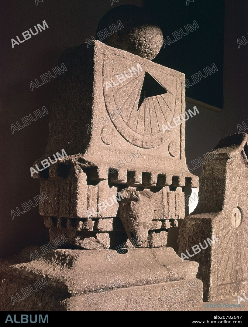 RELOJ SOLAR DE PIEDRA - GNOMON - SIGLO XIX.