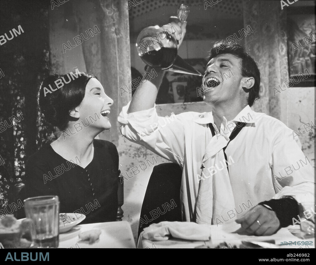 FRANCISCO RABAL y NURIA ESPERT en MARIA ROSA, 1965, dirigida por ARMANDO MORENO. Copyright P.C. MEMSA.