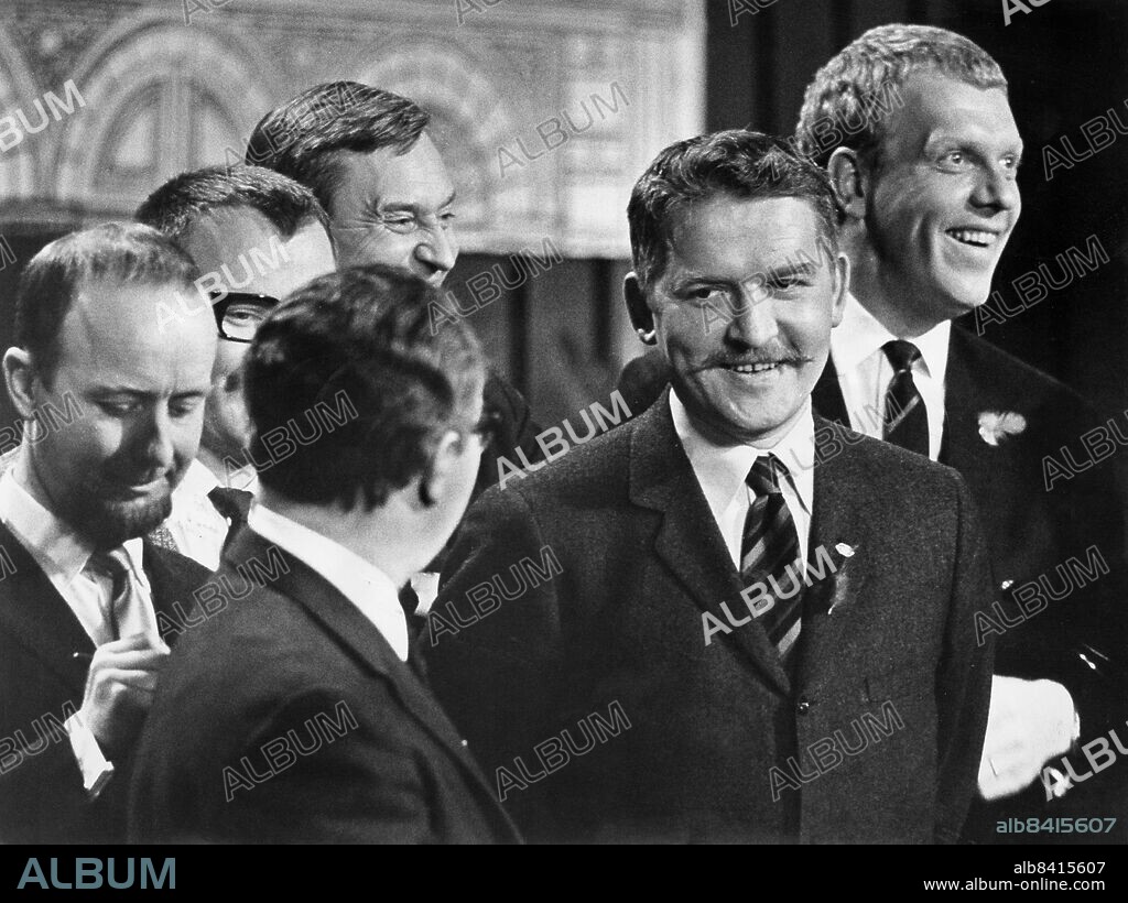 1965 APR. Upphovsmännen för radioprogrammet "Mosebacke Monarki" Hans Alfredson (5.e fr. v.) och Tage Danielsson (th) gästar TV-programmet "Hylands Hörna" med de övriga i ensemblen fr. v. Hans "Hatte Furuhagen, Moltas Erikson, Carl-Uno Sjöblom och Olle Pahlin i april 1965.. Foto: Ulf Simonsson / DN / TT / Kod: 135. **SvD OUT**.