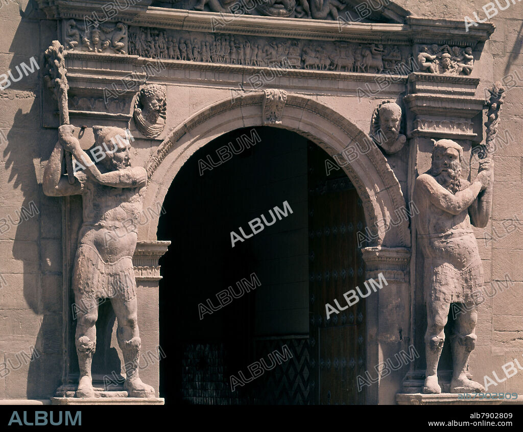 DETALLE DE LA PORTADA DE LA AUDIENCIA TERRITORIAL CON DOS PERSONAJES MITOLOGICOS HERCULES Y TESEO - SIGLO XVI.