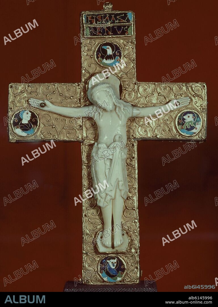 AUTOR LIBRE 01307. CRUCIFIJO DE ORO Y MARFIL - ESTILO WINCHESTER - EBORARIA OTONIANA - REALIZADA HACIA EL AÑO 1000.
