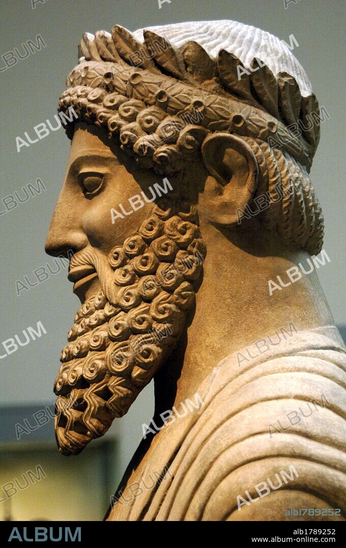 ARTE GRIEGO. CHIPRE. S. VI-V a. C. Estatua colosal de piedra caliza de un HOMBRE CON BARBA Y CORONA DE LAUREL. Viste al estilo griego pero su peinado y barba son claramente chipriotas. Su tamaño sugiere que quizá fuera un sacerdote de Apolo o un prominente Devoto. Detalle de la cabeza. Esculpida en Chipre entre 500-480 a. C. Procede del Santuario de Apolo en Idalion. Museo Británico. Londres. Inglaterra. Reino Unido.