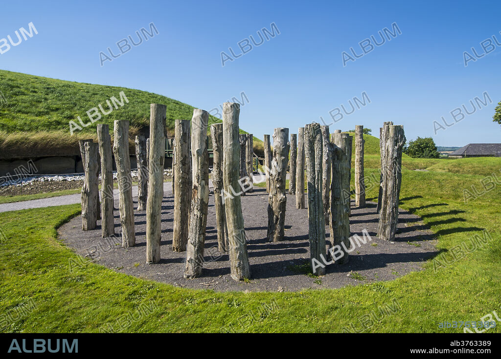 Knowth, Neolithic passage grave, prehistoric Bru na Boinne, UNESCO World Heritage Site, Valley of the River Boyne, County Meath, Leinster, Republic of Ireland, Europe.