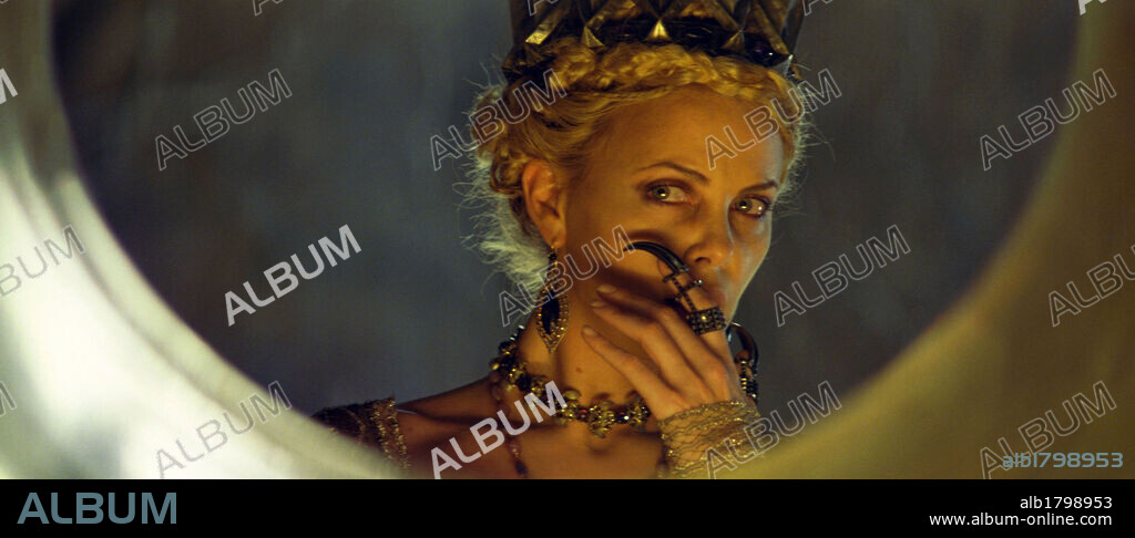 CHARLIZE THERON dans SNOW WHITE AND THE HUNTSMAN, 2012, réalisé par RUPERT SANDERS. Copyright UNIVERSAL PICTURES.