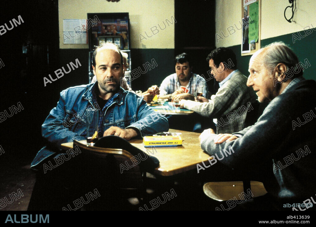 ANTONIO RESINES y MANUEL ALEXANDRE en PIDELE CUENTAS AL REY, 1999, dirigida por JOSE ANTONIO QUIROS. Copyright PEDRO COSTA P.C./ENRIQUE CERZO P.C./CANAL+/TVE / DE LA FUENTE, GUS.