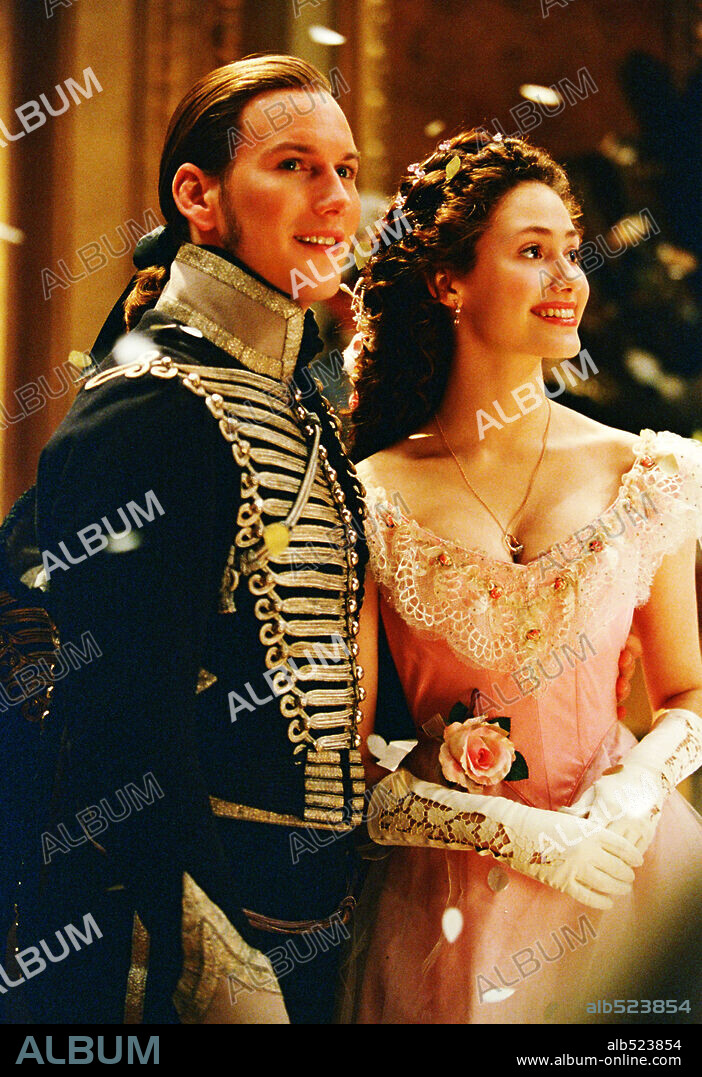 EMMY ROSSUM et PATRICK WILSON dans THE PHANTOM OF THE OPERA, 2004, réalisé par JOEL SCHUMACHER. Copyright WARNER BROS. PICTURES.