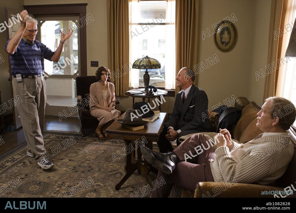 ANGELINA JOLIE, CLINT EASTWOOD y JOHN MALKOVICH en EL INTERCAMBIO, 2008 (CHANGELING), dirigida por CLINT EASTWOOD. Copyright IMAGINE ENTERTAINMENT/MALPASO PRODUCTIONS.