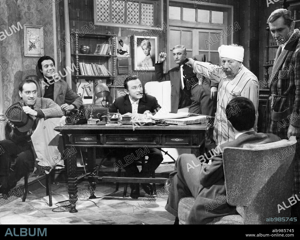 CHAMARTIN, ISMAEL MERLO, JOSE ISBERT, JOSE LUIS LOPEZ VAZQUEZ, MANOLO ZARZO y TONY LEBLANC en SABIAN DEMASIADO, 1962, dirigida por PEDRO LAZAGA. Copyright NAGA FILMS.