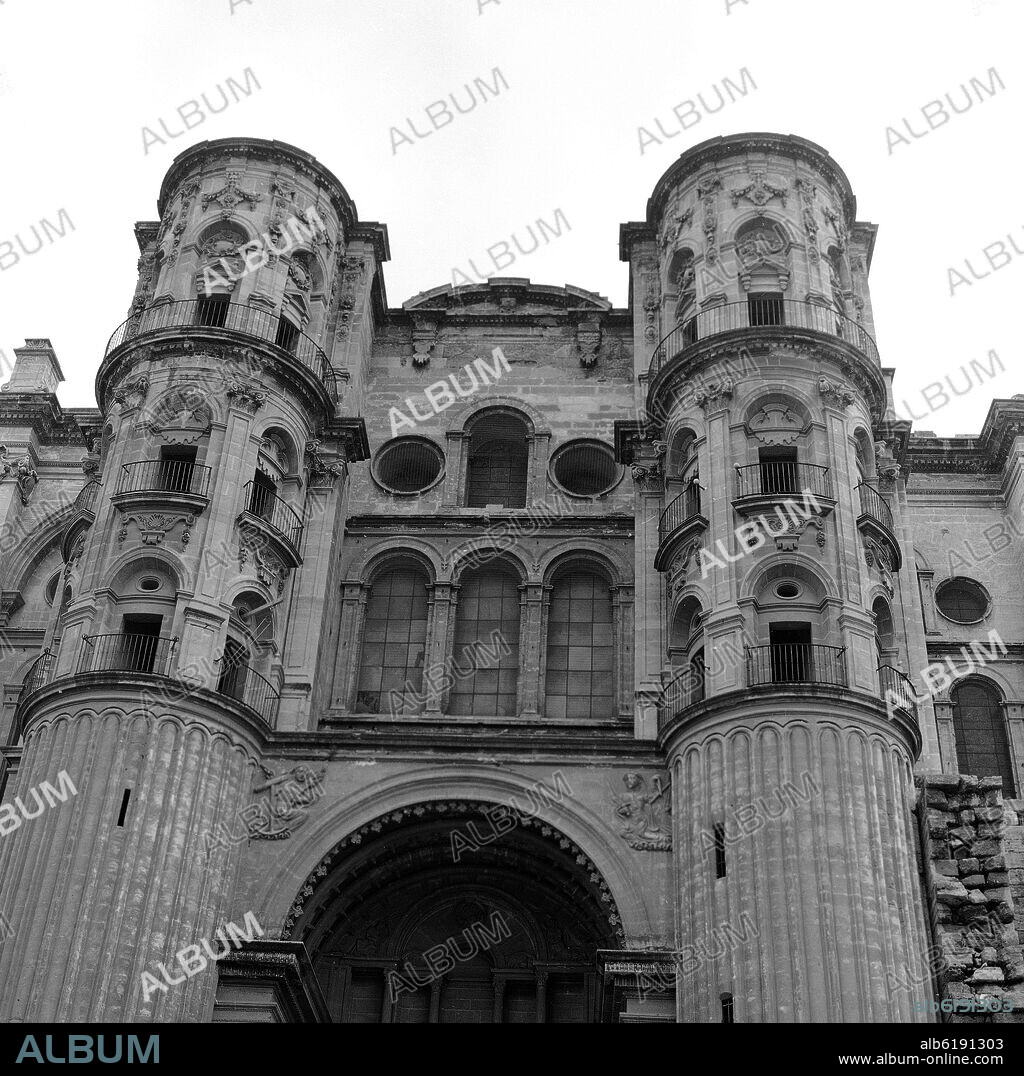 PUERTA DE LAS CADENAS SITUADA EN EL CRUCERO NORTE - LA PARTE BAJA REALIZADA EN EL SIGLO XVI Y LA PARTE SUPERIOR DEL SIGLO XVIII - B/N - AÑOS 60.
