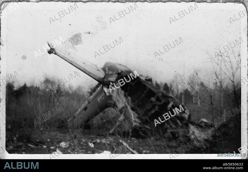 Les epaves d'un avion de troupes de Vichy,abattu pres de Libreville,Gabon,Oct.1940.The remains of an airplane of the Vichy-forces,brought down near Libreville,Gabon, October 1940.