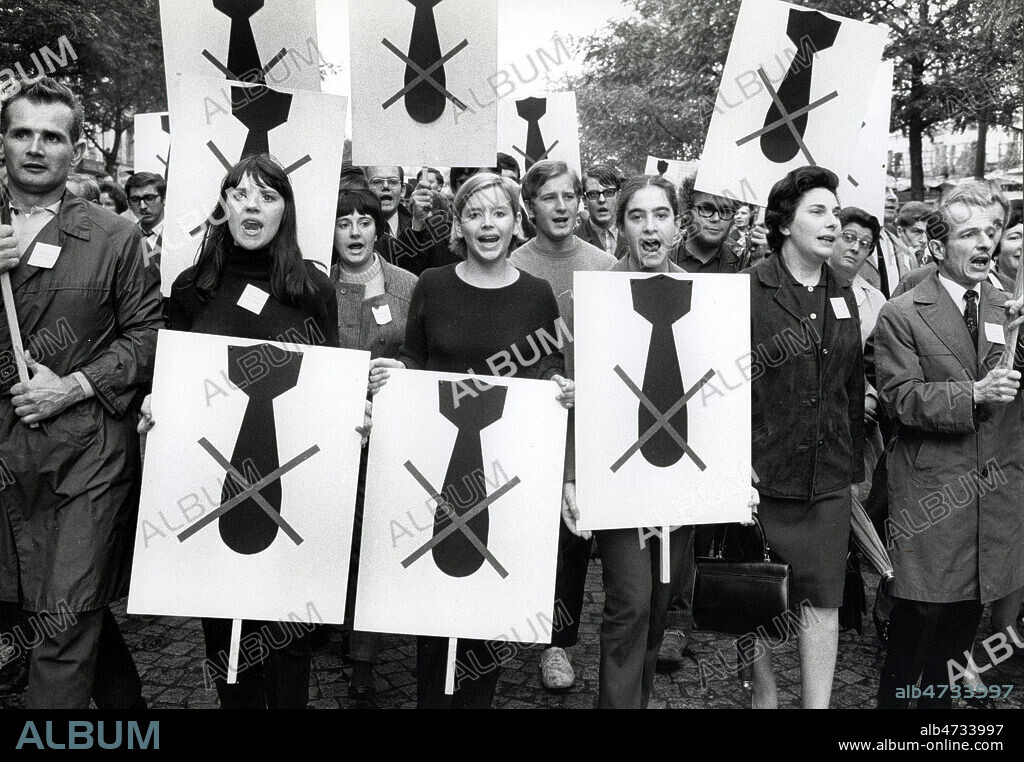 Manifestation contre la guerre du VIETNAM en octobre 1967, à Paris groupe de Levallois. Photographie JEAN POTTIER , Annees 60. Credit Jean POTTIER/KHARBINE TAPABOR.