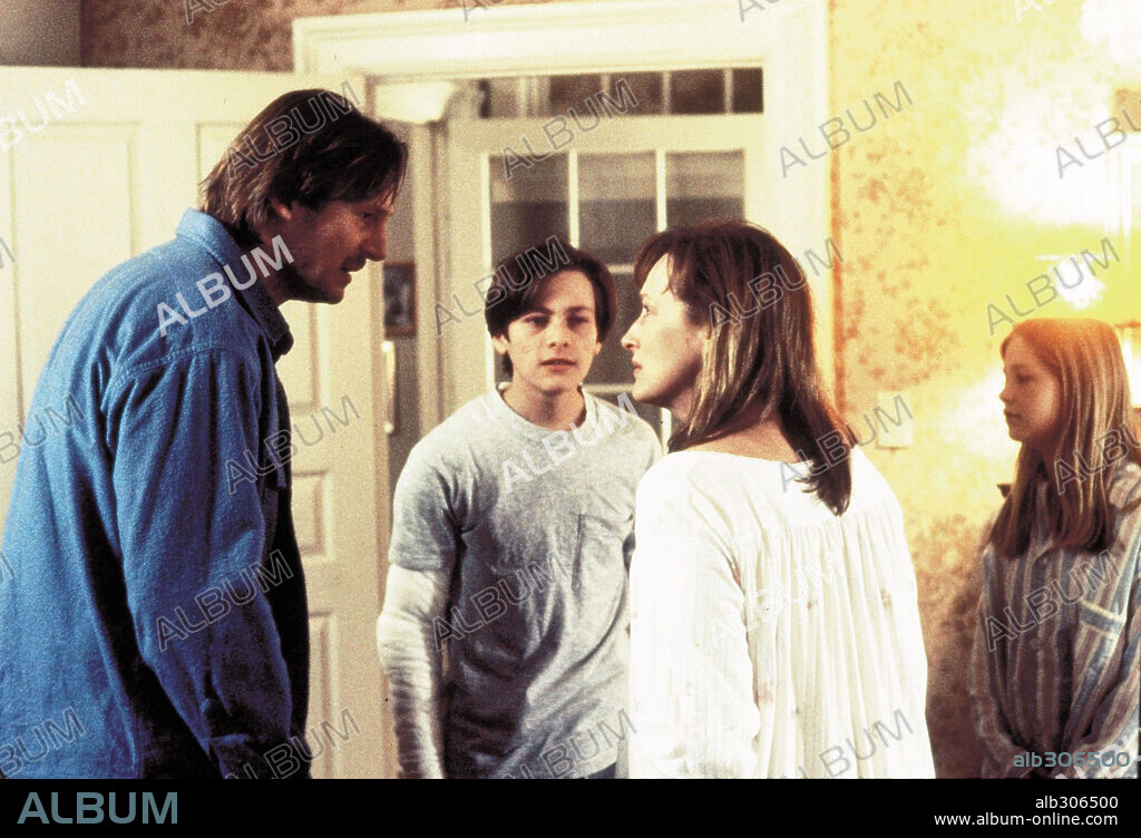 EDWARD FURLONG, LIAM NEESON and MERYL STREEP in BEFORE AND AFTER, 1996, directed by BARBET SCHROEDER. Copyright HOLLYWOOD PICTURES.