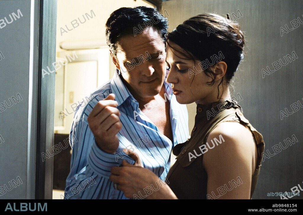 ASIA ARGENTO y MICHAEL MADSEN en BOARDING GATE, 2007, dirigida por OLIVIER ASSAYAS. Copyright Canal+ / TPS Star.