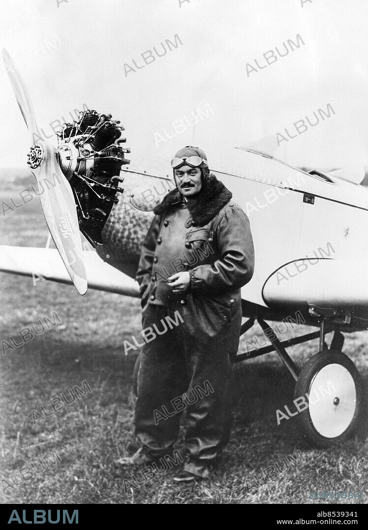 Omkring 1930. Orig. bildtext... HIRTH FLIEGT VON MAILAND NACH CAIRO. Der deutsche Sportflieger Wolf Hirth ist in Mailand gestartet um nach Cairo zu fliegen. Er hat diesen Flug im Rahmen des Hindenburg-Wettbewerbes unternommen und hierzu einen kleinen Klemm-Eindecker benutzt. Horth hofft zugleich einen neuen Weltrekord für Fernflüge auf gerade Strecke mit Kleinflugzeugen aufzustellen. Der deutsche Sportflieger Hirth. Foto: AB Text & Bilder / SVT / Kod: 5600 Mapp: Hirth, Wolfram "Wolf" OBS! Bilden föreställer Hellmuth Hirt, 1886-1938, tysk ingenjör och flygpionjär, bror till Wolf Hirth Propellrar Overaller persons: HELLMUTH HIRTH sites: TYSKLAND PhotoDate:193?-??-??.