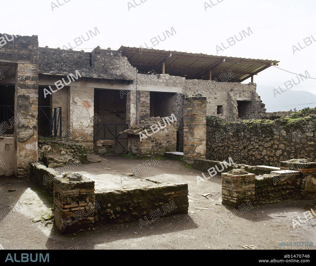 Pompeii. Ancient Roman city. Fullonica of Stephanus, the laundry. It was created by the refurbishment of a preexisting house. Via dell'Abbondanza. Campania, Italy.