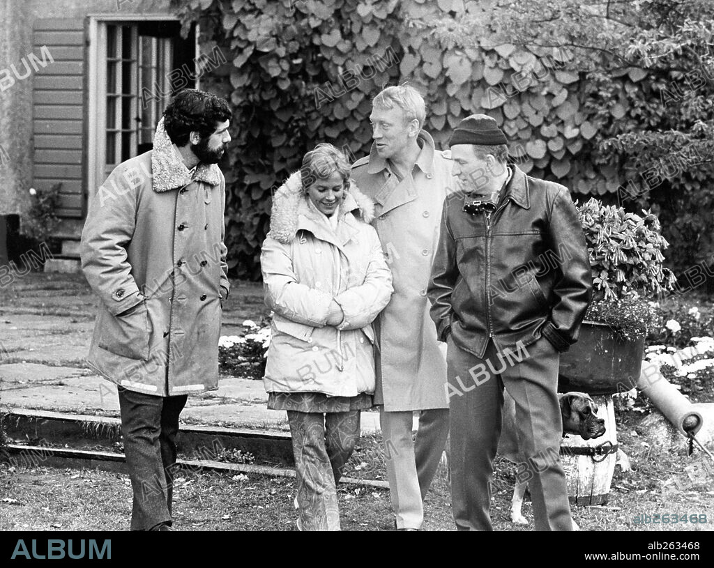 BIBI ANDERSSON, ELLIOTT GOULD, INGMAR BERGMAN y MAX VON SYDOW en LA CARCOMA, 1971 (BERORINGEN), dirigida por INGMAR BERGMAN. Copyright 20TH CENTURY FOX.