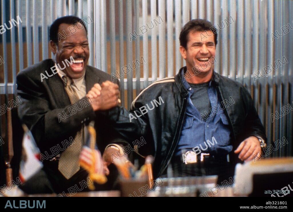 DANNY GLOVER und MEL GIBSON in LETHAL WEAPON 4 - ZWEI PROFIS RÄUMEN AUF, 1998 (LETHAL WEAPON 4), unter der Regie von RICHARD DONNER. Copyright SILVER PICTURES/WARNER BROS / COOPER, ANDREW.