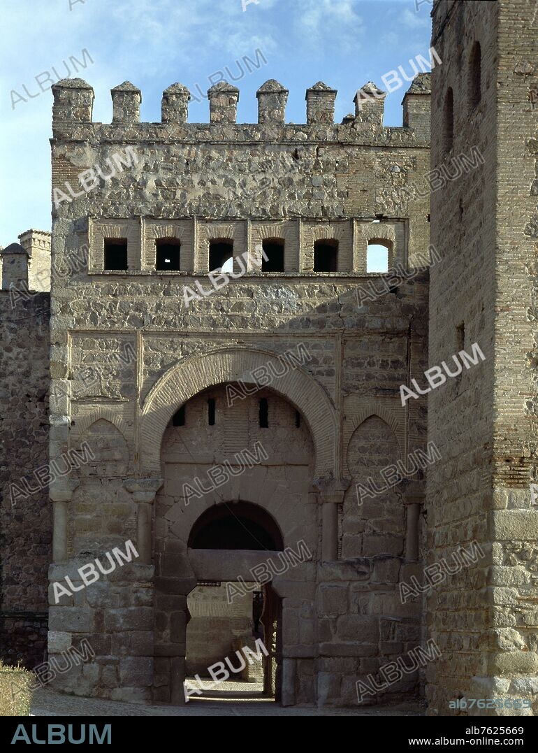 PUERTA ANTIGUA DE BISAGRA TAMBIEN LLAMADA DE ALFONSO VI - SIGLO X - FOTO AÑOS 80.