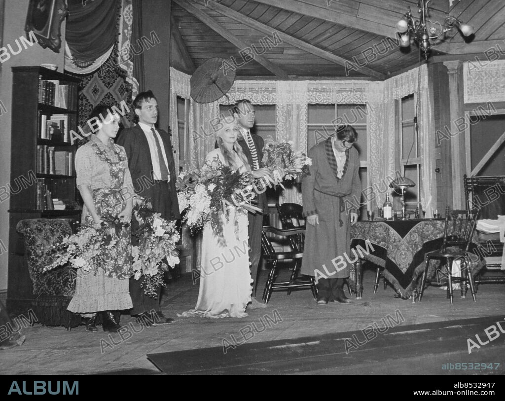 orig. bildtext... VÄRLDSPREMIÄREN PÅ EUGENE O'NEILLS POSTUMA VERK LÅNG DAGS FÄRD MOT NATT PÅ DRAMATEN. Catrin Westerlund, Jarl Kulle, Inga Tidblad, Ulf Palme och Lars Hansson på scenen, tackande publiken för det stormande bifallet efter pjäsens slut. Anm. Skådespelare CD336 persons: LARS HANSSON;ULF PALME;INGA TIDBLAD;JARL KULLE;CATRIN WESTERLUND sites: SVERIGE;STOCKHOLM.