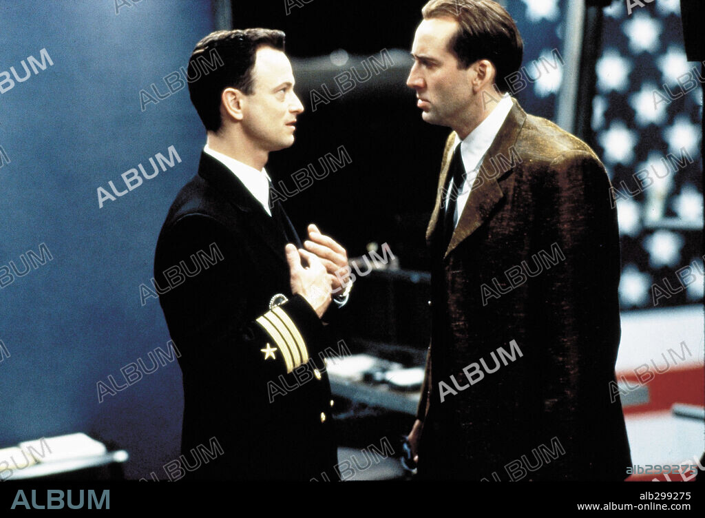 GARY SINISE and NICOLAS CAGE in SNAKE EYES, 1998, directed by BRIAN DE PALMA. Copyright PARAMOUNT PICTURES / DORY, ATTILA.