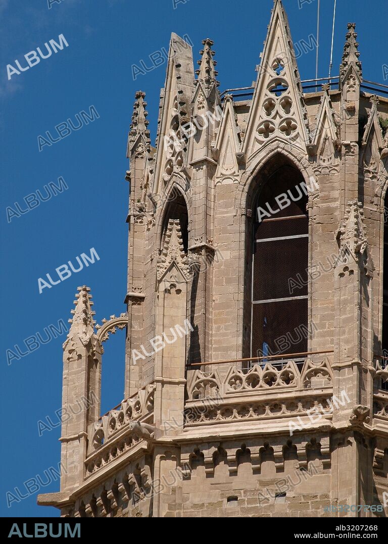 CATEDRAL DE LA SEU VELLA. VISTAS GENERALES Y TORRE MAYOR, CON CAMPANARIO Y RELOJ.  LERIDA, CATALUÑA, ESPAÑA.