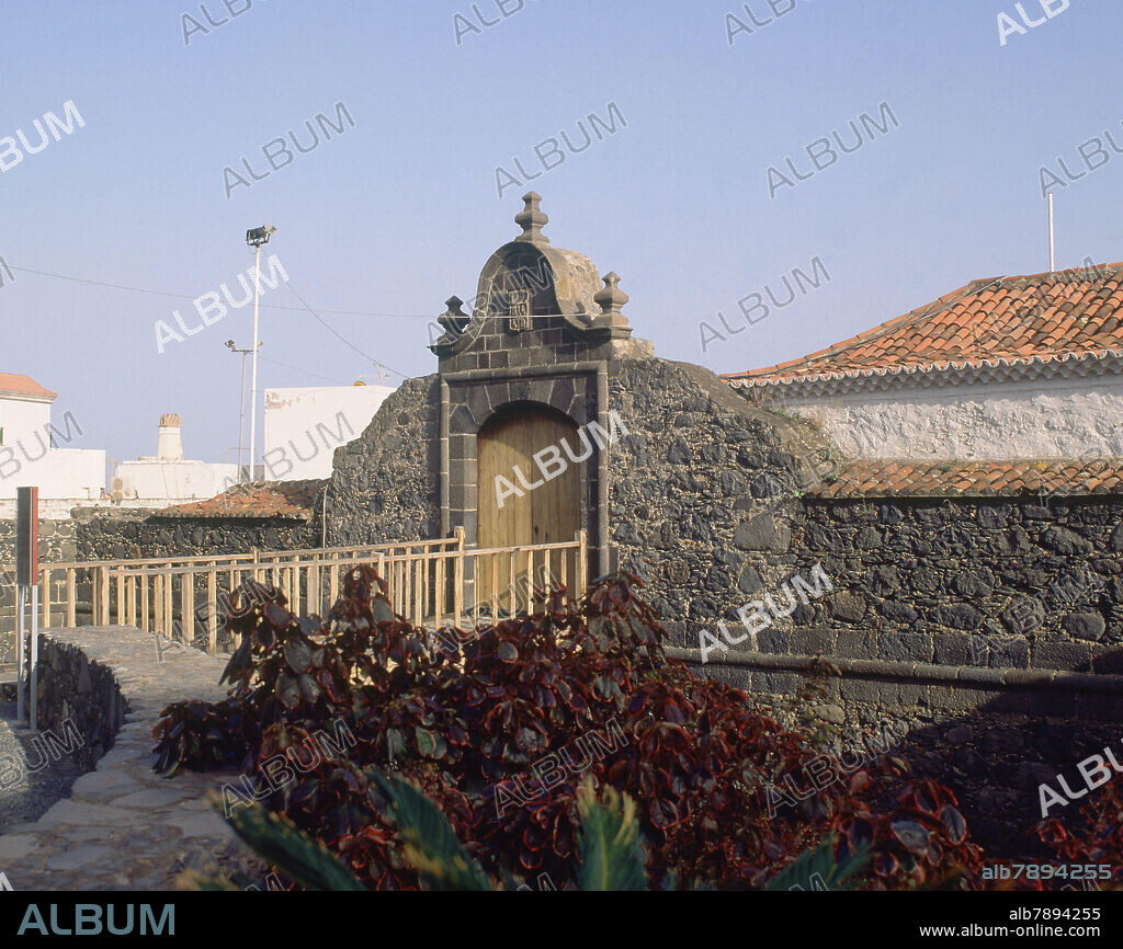 CASTILLO DE SANTA CATALINA - ENTRADA Y FOSO - 1676/1701 - FOTO AÑOS 90.