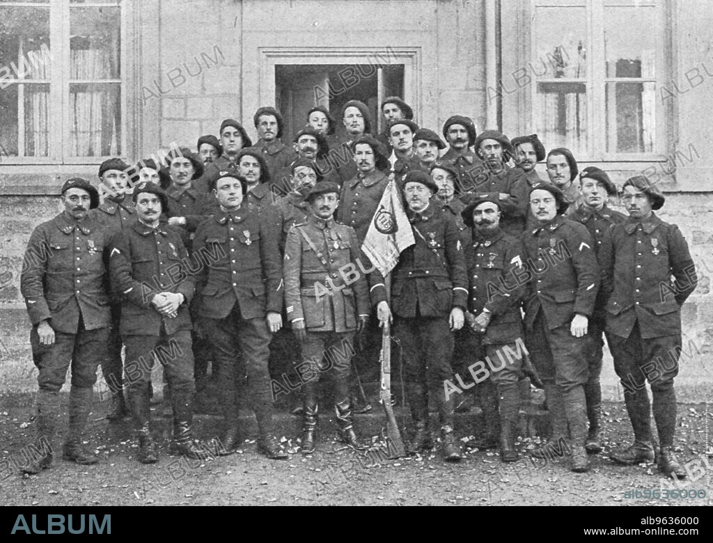 'Le capitaine Desombourg au milieu d'un groupe du 116e bataillon de chasseurs alpins', 1916. From "Collection de la Guerre IV. L'Illustration Tome CXLVIII. La Guerre Juillet, Aout, Septembre, Octobre, Novembre, Decembre 1916". (Captain Desombourg in the middle of a group of 116th Chasseurs Alpins Battalion).