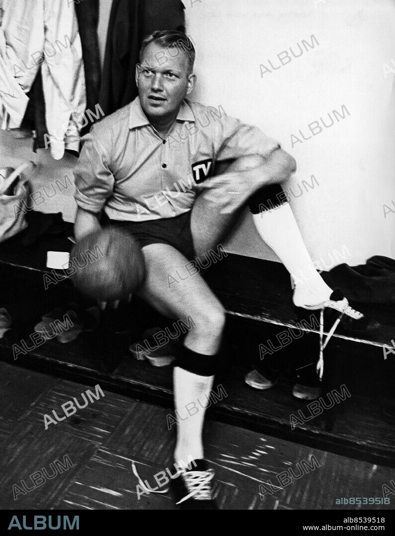 ARKIV DEGERFORS 196306.. Journalisten Bengt Bedrup, verksam 1956-1990 vid Sveriges Radio som sportkommentator och producent, i samband med en fotbollsmatch på Stora Valla i Degerfors mellan Lions Club i Degerfors och Sveriges Radio-TV.. Foto: Jarl Ekenryd / SVT Bild / Kod: 5600. RiR sv/v 16929. RiR nr. 51/63. Mapp: Degerfors. Rep 194.