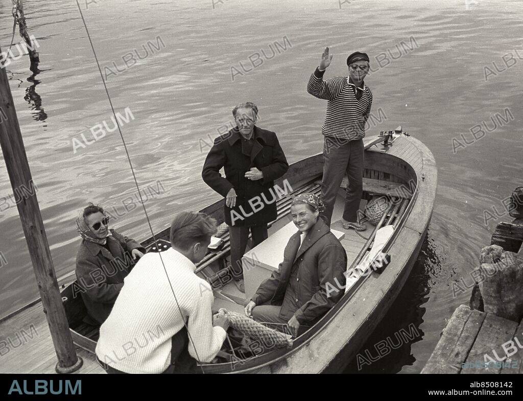 FILE 1960-07-07. Actress Ingrid Bergman and her husband theatrical publisher Lars Schmidt with acquaintances in a sailboat in Fjallbacka archipelago in Bohuslän July 7, 1960.. Foto: Lars Nyberg / XP / SCANPIX / Kod: 34.