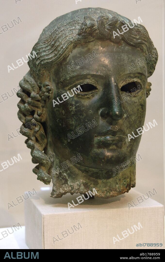 ARTE GRIEGO. CHIPRE. PERIODO CLASICO INICIAL. S. V a. C. CABEZA de bronce, probablemente de APOLO, llamada CABEZA DE CHATSWORTH. Fechada hacia 470-460 a. C. Procede de Tamassos. Museo Británico. Londres. Inglaterra. Reino Unido.