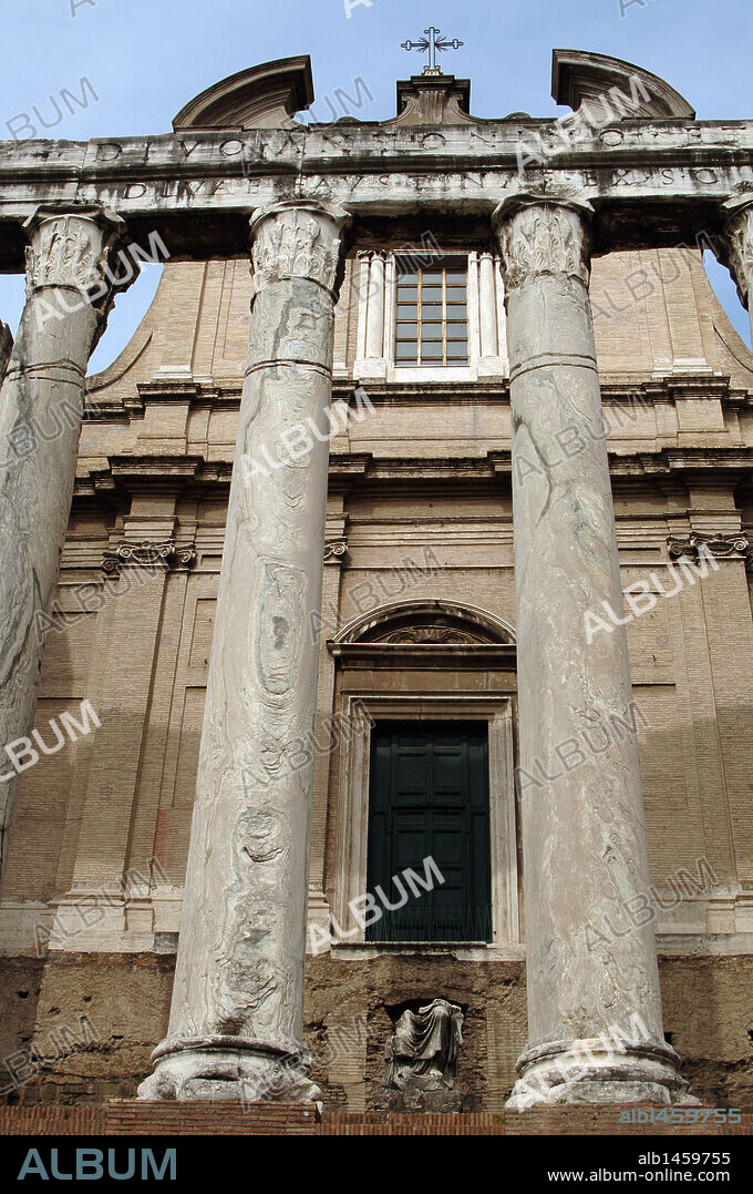 ARTE ROMANO. ITALIA. TEMPLO DE ANTONINO PIO Y FAUSTINA. Erigido por acuerdo del Senado en el 141. Sólo restan seis columnas de capiteles corintios en el frente y algunas columnas a lo largo de los lados. En el siglo XII fue transformado en la IGLESIA DE SAN LORENZO IN MIRANDA. FORO ROMANO. ROMA.