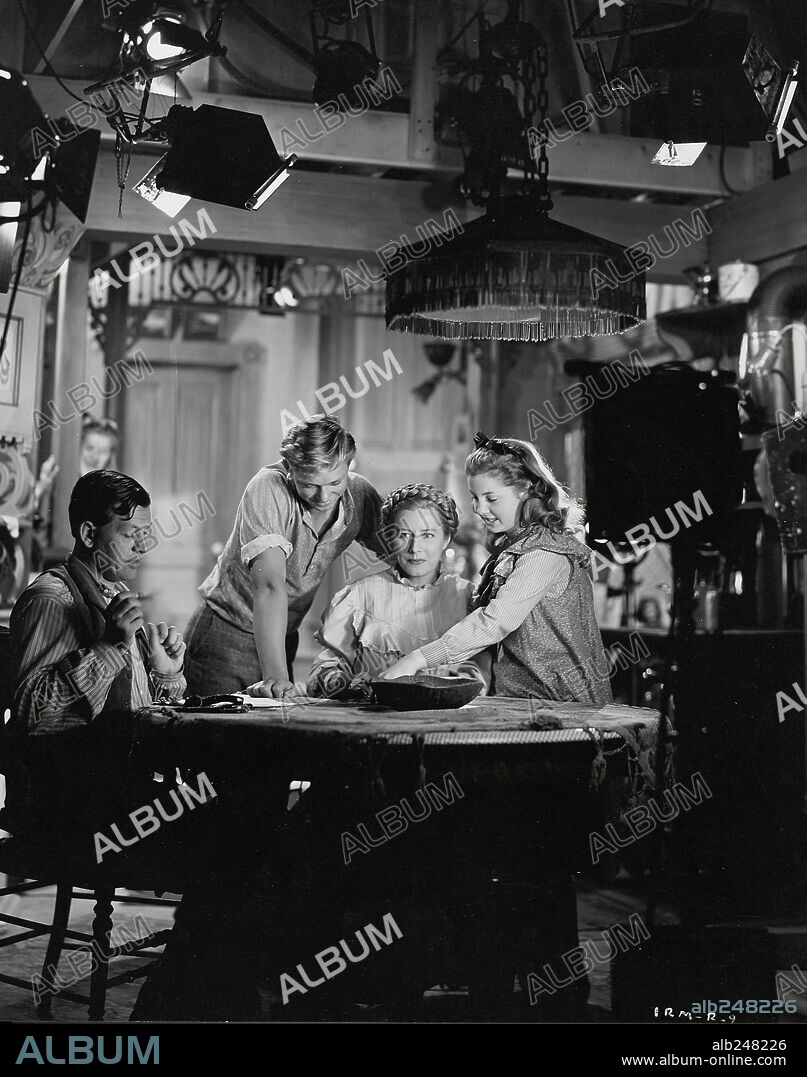 IRENE DUNNE, PHILIP DORN and STEVEN BROWN in I REMEMBER MAMA, 1948, directed by GEORGE STEVENS. Copyright RKO.