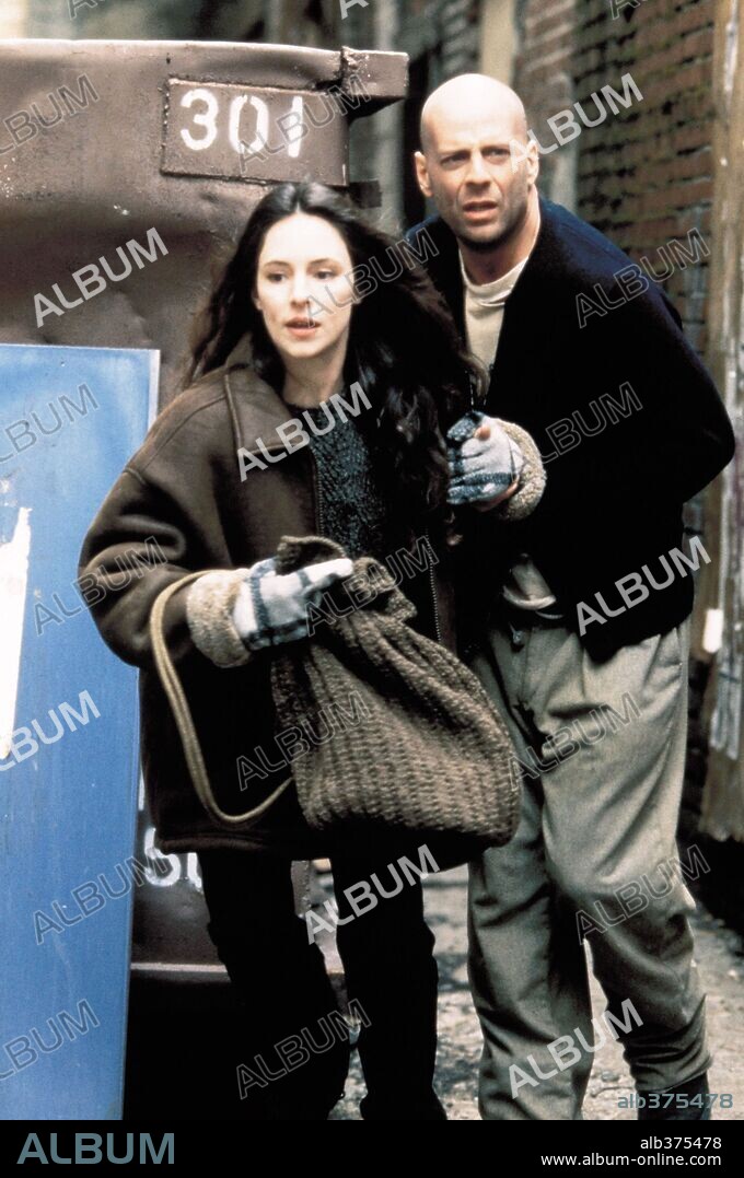 BRUCE WILLIS y MADELEINE STOWE en DOCE MONOS, 1995 (TWELVE MONKEYS), dirigida por TERRY GILLIAM. Copyright TRI STAR PICTURES / CARUSO, PHILLIP.