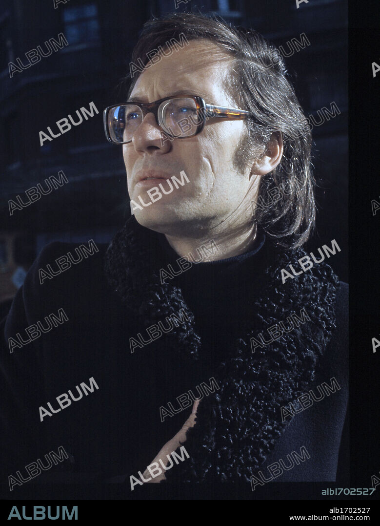 Francisco Umbral (Madrid, 1935-Boadilla del Monte, 2007). Escritor español. Autor de: "Balada de gamberros" (1965), "El Giocondo" (1970), "Memorias de un niño de derechas" (1972) y "La bestia rosa" (1981), entre otras. Colaborador asiduo de distintos periódicos.