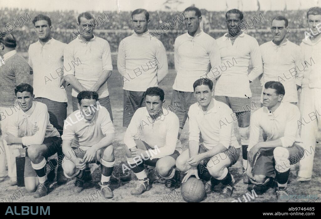29 julio 1930. La selección nacional de Uruguay que se ha Proclamado Vencedora del campeonato del mundo de fútbol celebrado en Montevideo (Uruguay). De Pie: Ernesto Mascheroni, José Nasazzi (Cap), Enrique Ballesteros, Lorenzo Fernández, José Andrade y Alvaro Gestido; Agachados: Pablo Dorado, Héctor Scarone, Héctor Castro, Pedro cea y Santos Iriarte.