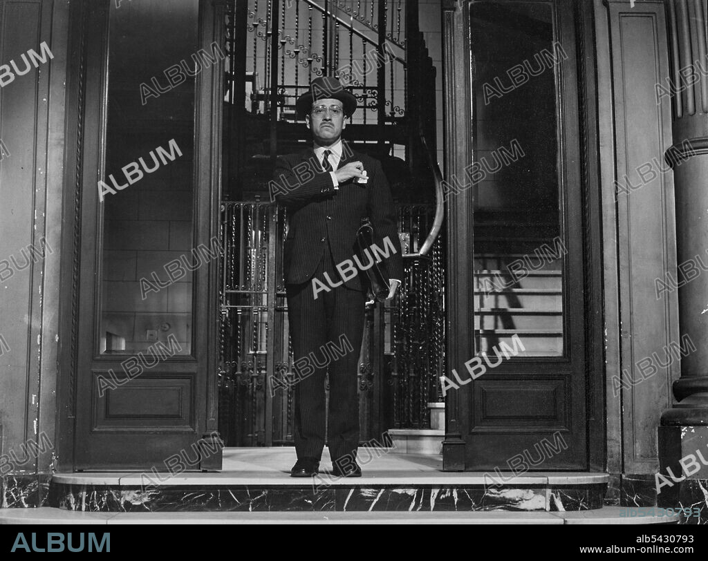 JOSE LUIS LOPEZ VAZQUEZ en ATRACO A LAS TRES, 1962, dirigida por JOSE MARIA FORQUE. Copyright HESPERIA FILMS.