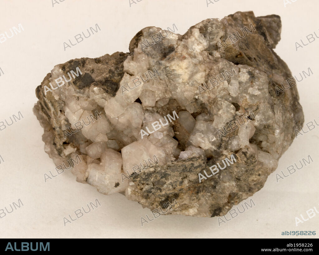 HARMOTOMA. Mineral de la clase de los silicatos. Pieza procedente de Inglaterra.
