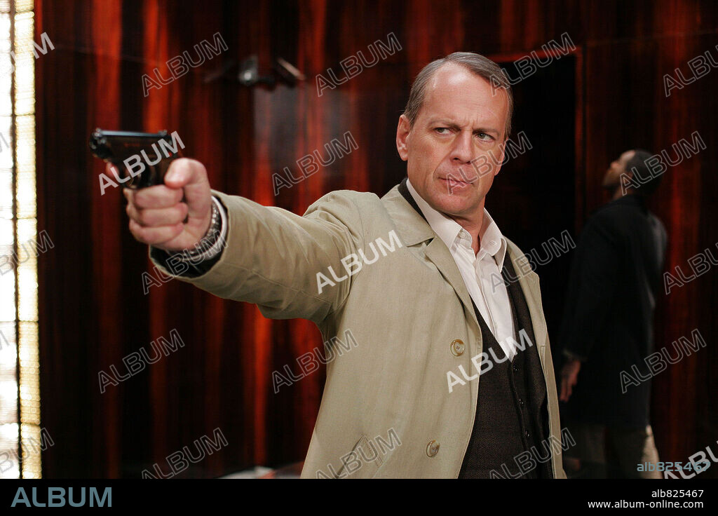 BRUCE WILLIS en EL CASO SLEVIN, 2006 (LUCKY NUMBER SLEVIN), dirigida por PAUL MCGUIGAN. Copyright CAPITOL FILMS.